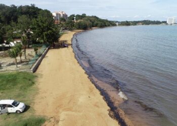 KEJADIAN tumpahan minyak yang mencemarkan Pantai Cermin, Batu 10, Port Dickson sejak Isnin lalu. - GAMBAR IHSAN JABATAN ALAM SEKITAR