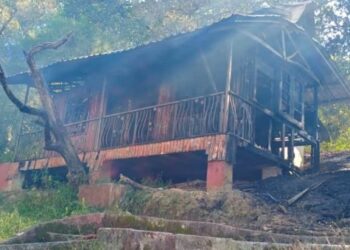 KEADAAN beberapa buat chalet yang musnah dalam kebakaran yang berlaku di Jalan Rantau Sungai Gadut, Kampung Ulu Lalang, Rantau, Seremban hari ini. - IHSAN BOMBA