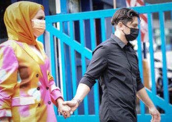 ROZITA Che Wan hadir ke Ibu pejabat Polis Brickfields dengan ditemani suami, Zain Saidin semalam. - UTUSAN/ FAIZ ALIF AHMAD ZUBIR