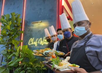MUHAMAD Farhan Aszme (kiri) bersama barisan cef di Chef Wan Cafe, Banda Hilir, Melaka menunjukkan menu istimewa ditawarkan sempena Ramadan. - FOTO/DIYANATUL ATIQAH ZAKARYA