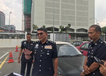 MOHAMAD Idzam Jaafar (tengah) menunjukkan antara barang rampasan daripada suspek lelaki terlibat curi kenderaan di IPD Cheras, Kuala Lumpur, hari ini.
