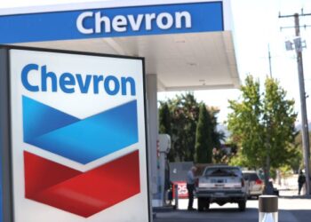 SEORANG pengguna mengisi minyak di stesen minyak Chevron di Amerika Syarikat. Chevron dilaporkan mahu mendapatkan sekurang-kurangnya  50 peratus pegangan saham dalam Noble Energy. – AFP