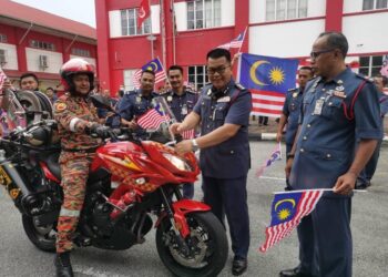 ZAINAL Madasin (dua kanan) semasa merasmikan Perhimpunan Bulanan JBPM Kelantan di Ibu Pejabat Balai Bomba dan Penyelamat Tunjong, Kelantan, hari ini. - UTUSAN/ROSALWANI CHE SOH