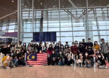 SEBAHAGIAN penuntut Malaysia yang menaiki pesawat sewa khas Malaysia Airlines ke China di Lapangan Terbang Antarabangsa Kuala Lumpur semalam. - IHSAN WISMA PUTRA