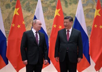 VLADIMIR PUTIN (kiri) dan Xi Jinping bergambar semasa mengadakan pertemuan di Beijing, Februari lalu.-AFP