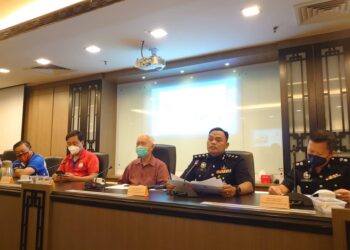 RAUB Selamat (tengah) ketika mengadakan perbincangan bersama Persatuan Tiong Hua berkenaan Perarakan Chingay di Johor Bahru, Johor.