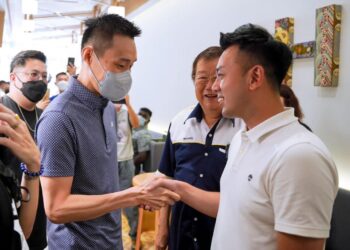 LEE CHONG WEI (kiri) melaungkan masa untuk bertemu dengan Chua Jian Boon di Indahpura, Kulai, Johor.