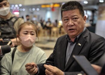 SIM Chon Siang ketika menyambut kepulangan dua lagi mangsa jenayah penipuan dari Myanmar yang tiba di KLIA. - UTUSAN/FAIZ ALIF ZUBIR