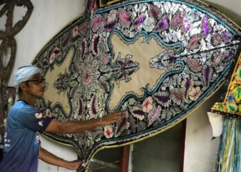 MOHD. Azemi Mohd. Noor menunjukkan antara koleksi wau tradisi terkini di bengkelnya di Kampung Sering, Kota Bharu, Kelantan. – FOTO/ROSLIZA MOHAMED