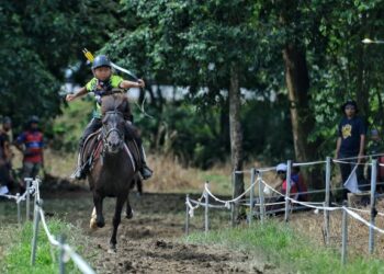 AKSI Muhd. Aqib Indra Shahril menunggang kuda sambil memanah menjadi tumpuan dalam LMB 2022 di Cape Cavallho, Rembau, Negeri Sembilan. - UTUSAN/MOHD SHAHJEHAN MAAMIN