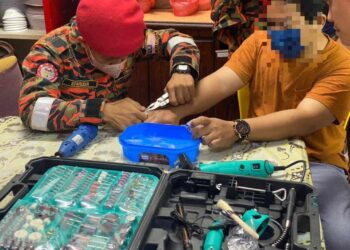 ANGGOTA bomba di Balai Bomba dan Penyelamat Mantin, Seremban membantu seorang lelaki yang menghadapi kesukaran untuk menanggalkan sebentuk cincin di jarinya dalam kejadian malam semalam- IHSAN BOMBA.