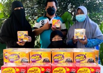 SARAH Ahmad Nafiah (depan) menunjukkan mi segera hasil ciptaannya ketika pandemik Covid-19 baru-baru ini.