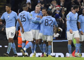 PERTAHANAN Manchester City, Nathan Ake meraikan gol ketiga pasukannya ketika menentang Liverpool di pusingan keempat Piala Liga di Stadium Etihad, Manchester. - AFP