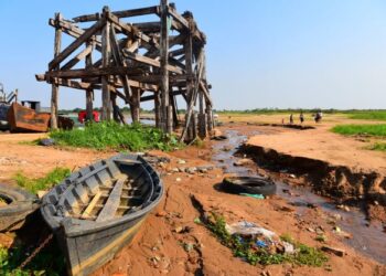 ORANG ramai berjalan di sepanjang dasar sungai yang kering akibat cuaca panas melampau di Lambare, Paraguay.-AFP