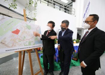 CHOW KON YEOW pada majlis menandatangani MoU antara PDC dan Cainiao di Atrium PDC di Bayan Baru, Pulau Pinang, hari ini.