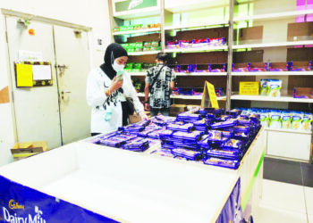 Rak coklat di sebuah premis perniagaan di Langkawi kosong apabila bekalan coklat diborong oleh pelancong semalam. - UTUSAN/NUR AMALINA AZMAN