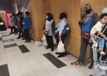 PENDUDUK Conezion Residences terpaksa beratur panjang kerana hanya satu lif sahaja berfungsi.