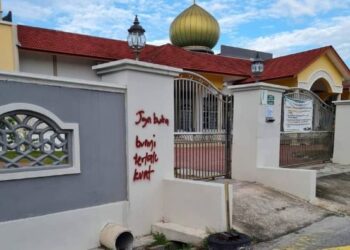 KEADAAN dinding tembok pagar utama sebuah masjid di Ipoh yang sudah dibersihkan daripada contengan dengan tulisan berwarna merah ketika tinjauan semalam.