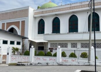 TEMBOK pagar Masjid Andalusia yang diconteng dengan tulisan menghina nabi di Bandar Laguna Merbok, Sungai Petani.