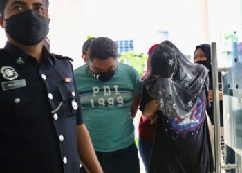 MOHD Farij Johari (kiri) dan Rozana Mohd Radzi (kanan) hadir di Mahkamah Sesyen bagi menghadapi pertuduhan memperdaya dan menyembunyikan wang mangsa dalam penipuan penjualan kereta lelong kastam, lima tahun lalu, di Kompleks Mahkamah Klang, Selangor , hari ini. - UTUSAN/ ZULFADHLI ZAKI