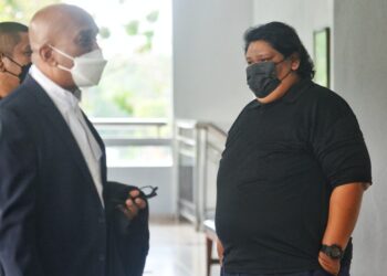 NURUL Hidayah Md. Nor (kanan) bersama peguamnya, M. Haresh (tengah) di Mahkamah Sesyen Seremban, hari ini. - UTUSAN/MOHD. SHAHJEHAN MAAMIN.