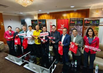 LEE Kim Shin (lima dari kanan) bersama Rayner Teoh (empat dari kanan) pada pelancaran destinasi ketiga MYAirline ke Sarawak dengan penerbangan dari Kuala Lumpur mendarat di Lapangan Terbang Miri, semalam.