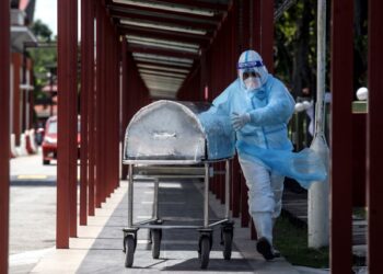 PETUGAS Hospital Tengku Ampuan Rahimah, Klang membawa jenazah mangsa Covid-19 untuk penyimpanan di sebuah kontena di Forensik Hospital Tengku Ampuan Rahimah (HTAR), Klang, Selangor baru-baru ini. -UTUSAN/ZULFADHLI ZAKI