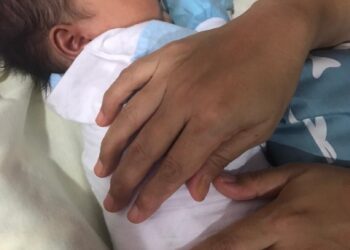 NURUL yang baru balik daripada menjalani kuarantin di Kolej Jururawat Hospital Tuanku Ampuan Afzan akhirnya dapat menyentuh dan menatap wajah anak sulungnya, Muhamad Zayyan Ihtisyam setelah terpisah sejak 30 Jun lalu kerana positif Covid-19.
