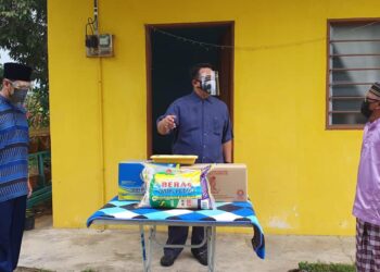 TUANKU SYED FAIZUDDIN PUTRA JAMALULLAIL (tengah) berkenan berangkat menyantuni dan menyampaikan bantuan agihan zakat MAIPs kepada seorang asnaf di Jalan Kelab Golf Putra, Kangar, Perlis hari ini.
