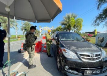 ANGGOTA Rela memeriksa kenderaan yang masuk ke Perlis di SJR di Kilometer 17, Simpang Empat, Arau, Perlis, baru-baru ini. - FOTO/NAZLINA NADZARI