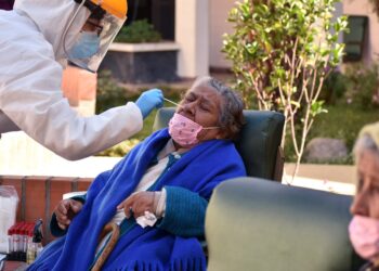 PETUGAS kesihatan melakukan ujian swab untuk mengesan Covid-19 di Cochabamba, Bolivia. - AFP