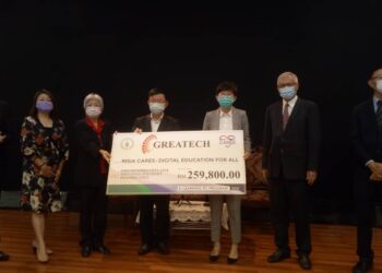 CHOW Kon Yeow (tengah) menerima sumbangan daripada sektor korporat untuk Program E-Pembelajaran Pulau Pinang di Auditorium A, Komtar, Georgetown, Pulau Pinang.