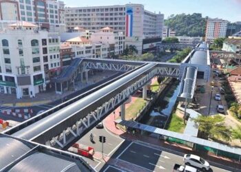 Jejantas Sky bridge di Kota Kinabalu yang dibuka kepada orang ramai sejak semalam.-IHSAN Media Sosial