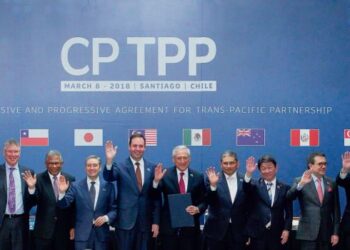 PEMIMPIN daripada 11 negara anggota CPTPP bergambar selepas menandatangani perjanjian perdagangan bebas itu pada 8 Mac 2018. Malaysia masih dalam proses penilaian kesan dan manfaat perjanjian itu. - AFP