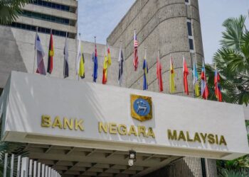 Perbincangan Bank Negara Malaysia dengan syarikat pelaburan berkaitan kerajaan dan syarikat berkaitan kerajaan dijangka berupaya mengukuhkan kembali nilai ringgit. – GAMBAR HIASAN
