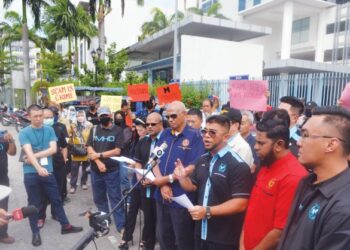 HISHAMUDDIN Hashim (depan, tiga dari kanan) dan Musa Hassan (empat dari kanan) semasa sidang akhbar bersama mangsa penipuan pelaburan di IPD Sentul, Kuala Lumpur, semalam.