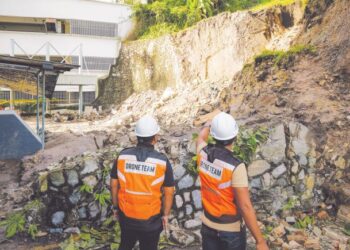 KEADAAN tebing runtuh di Wisma YPR, Taman Seputeh yang mengorbankan seorang pengawal keselamatan dalam kejadian kira-kira pukul 12.53 tengah malam, semalam. – UTUSAN/MUHAMAD IQBAL ROSLI