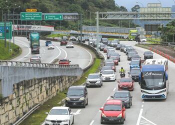 ALIRAN trafik bergerak perlahan berhampiran Terowong Genting Sempah, Lebuhraya Kuala Lumpur-Karak ekoran orang ramai menuju pulang ke ibu kota selepas bercuti sempena perayaan Tahun Baharu Cina. - UTUSAN/AMIR KHALID