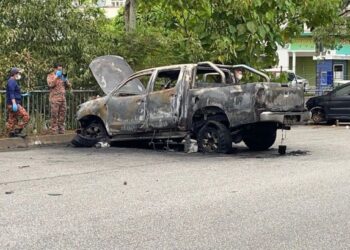 TOYOTA Hilux yang terbakar digunakan suspek dalam insiden tembakan di hadapan pondok keselamatan kediaman mangsa di Jalan BRP 2/1, Bukit Rahman Putra, Sungai Buloh, semalam.