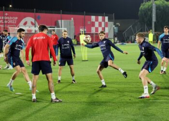 Pemain Croatia menjalani latihan di Doha, semalam sebagai persiapan menentang Argentina dalam saingan separuh akhir Piala Dunia, esok. - AFP