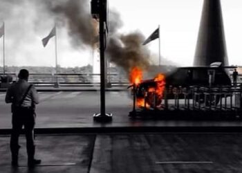 BAHAGIAN enjin kereta jenis Range Rover terbakar 95 peratus, di KLIA, Sepang, pagi tadi. - GAMBAR FB