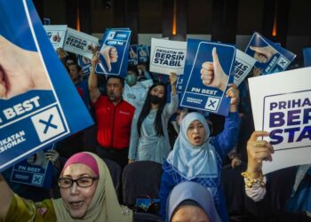 SEBAHAGIAN penyokong PN yang hadir pada majlis pelancaran manfesto di Shah Alam, Selangor. - UTUSAN/MUHAMAD IQBAL ROSLI