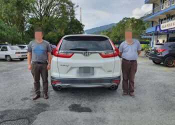 PEMANDU Honda CRV (kanan) ditahan kerana disyaki menghalang laluan ambulans di Kilometer 292, Lebuh Raya Utara-Selatan arah utara berhampiran RTC Gopeng  hari ini. - UTUSAN