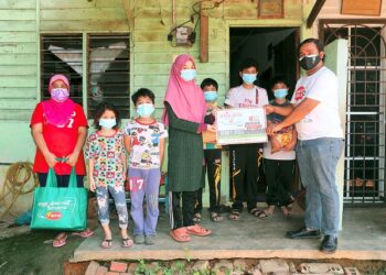 WAKIL MediaMulia Sdn. Bhd., Zuid Samson (kanan) menyerahkan sumbangan kepada
Nul Aziza Rosani, 14, di bawah Program Jelajah Ikhlas Bersama CSR di Batu 9 Tangga
Batu, Tanjung Kling, Melaka. – UTUSAN/RASUL AZLI SAMAD