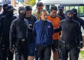 INDINVIDU yang didakwa menculik jurujual bagi mendapatkan wang tebusan RM1.12 juta dibawa ke Mahkamah Majistret Kuala Lumpur. - UTUSAN/FARIZ RUSADIO