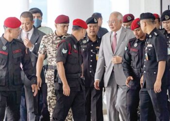 NAJIB Tun Razak dibawa ke Mahkamah Tinggi Kuala Lumpur bagi perbicaraan kes penyelewengan dana 1MDB. - UTUSAN/FARIZ RUSADIO