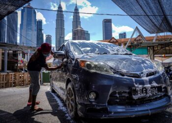Perkhidmatan cuci kenderaan berlesen dengan pihak berkuasa tempatan (PBT) dibenarkan beroperasi di negeri-negeri yang berada dalam fasa dua Pelan Pemulihan Negara -UTUSAN/SHIDDIEQIIN ZON