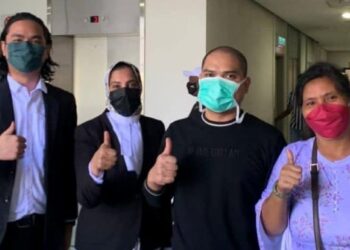 ZAKARIA Nasir (dua dari kanan) bersama peguamnya, Latheefa Koya dan Zaid Malek (kiri) keluar dari mahkamah selepas dibebaskan oleh di Mahkamah Tinggi di Shah Alam, Selangor hari ini.