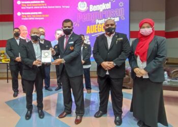 ADNAN Mat (tiga dari kanan) menyampaikan cenderahati kepada Asman Mohd. Nawawi di Sungai Petani, Kedah, hari ini. - UTUSAN/NUR SYAZWANA MANSOR