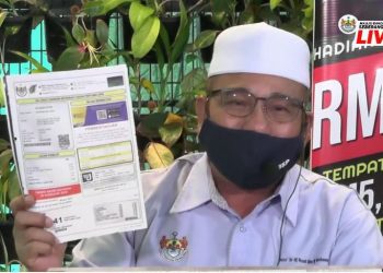 ROZALI Mohamud menunjukkan contoh bil cukai tafsiran yang dihantar oleh MBSP kepada pembayar cukai sebelum ini. - UTUSAN/ISWAN SHAFIQ ISA